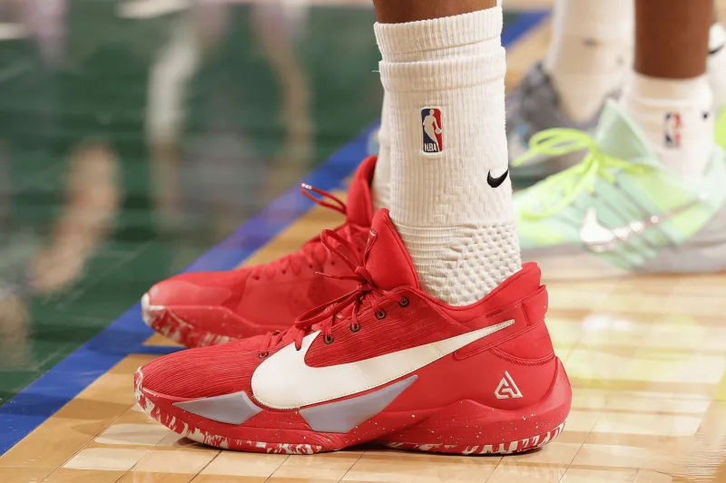 pg游戏-阿德托昆博穿着红色Freak2，得到25分8篮板5助攻1抢断