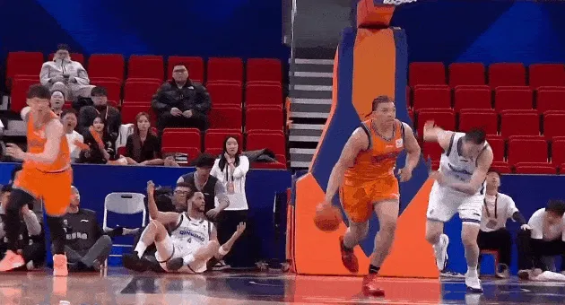 起飞！张镇麟快攻接球远距离起飞上演双手滑翔飞扣